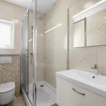 2 Bedroom Beautiful In 아파트