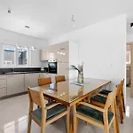 2 Bedroom Beautiful In 아파트 *