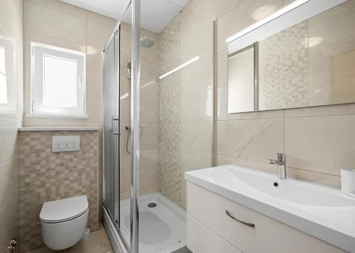 2 Bedroom Beautiful In דירה