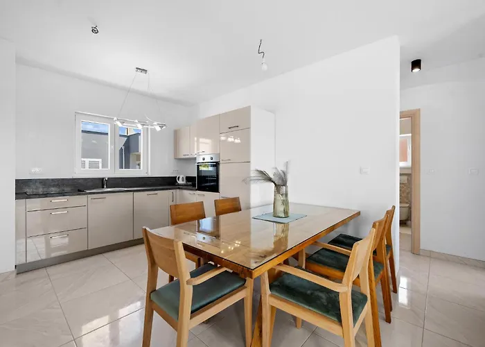 2 Bedroom Beautiful In דירה *