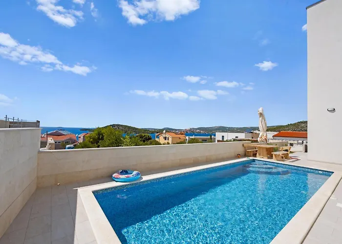 2 Bedroom Beautiful In Daire Ražanj